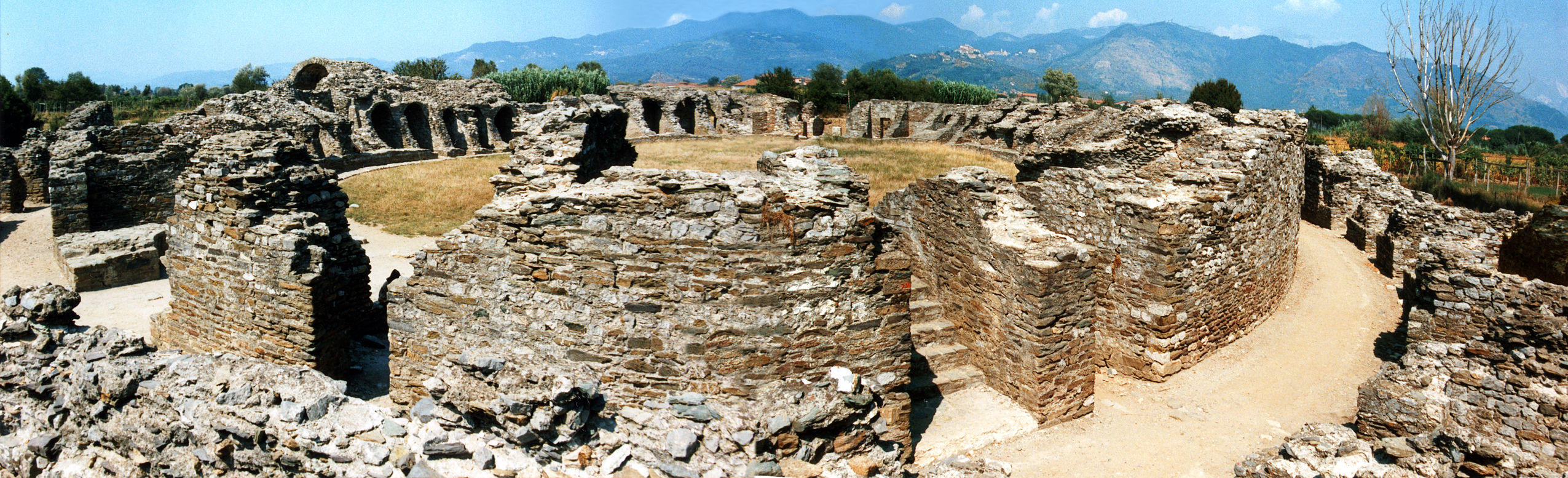 l'Anfiteatro Romano di Luni